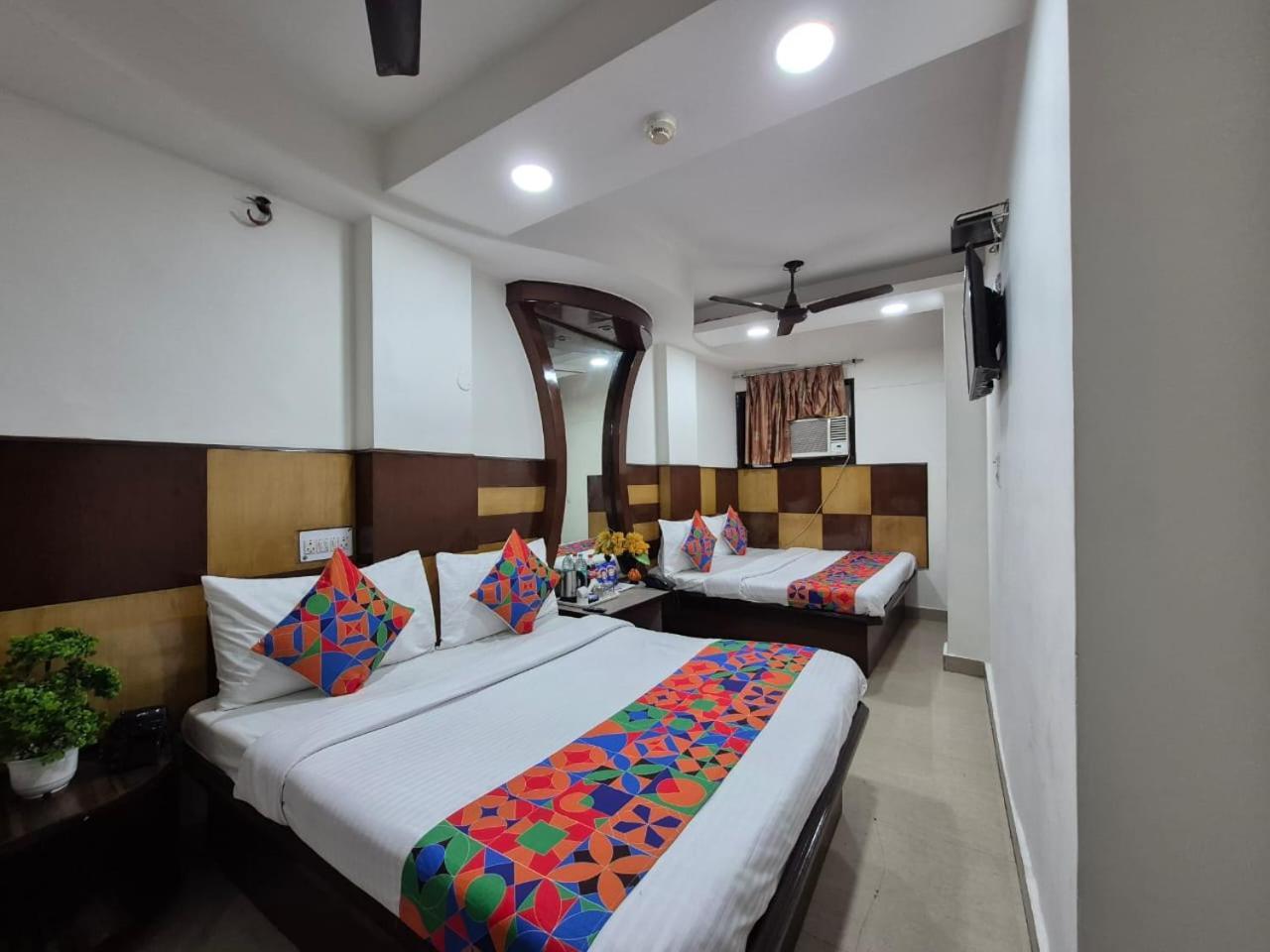 Hotel Hrd - Railway Station - Couple Friendly Local Ids Accepted