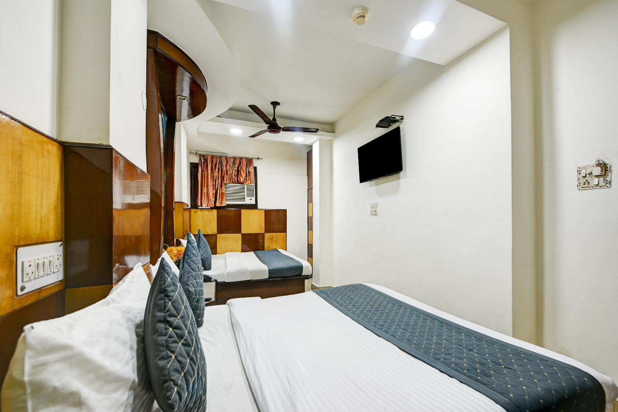 Hotel Hrd - Railway Station - Couple Friendly Local Ids Accepted